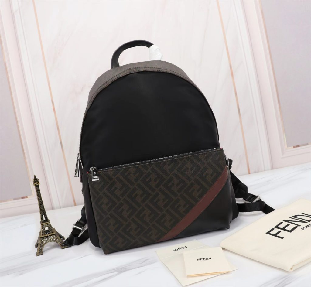 FENDI Fendi Model Number: PVC Brown Backpack Product Number: 668568 Color: Black Material: Waterproof Nylon Cloth Size: 34 ⏵ 38 ⏴ 14cm (Large) 😍😍😍 Fendi Fendi counter new fabric with microfiber leather backpack 😌 Double letter leather, upgraded version of Fendi Little Monster backpack 😃 Original high quality 😌 Every detail follows the counter 😌 Backpack, nylon panel black leather backpack 😍 Embedded BAG BUGS eye pattern styling 😍 Front zip pocket, leather side and handle 😌 Breathable technology mesh lining, dual zip closure and interior pocket 😍 Business travel and leisure necessities are popular!!!