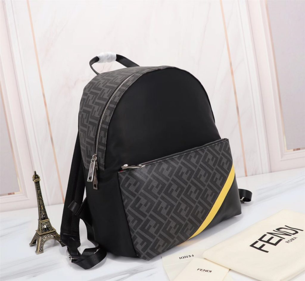 FENDI Fendi Model Number: PVC Yellow Backpack Product Number: 668568 Color: Black Material: Waterproof Nylon Fabric Size: 34 ⏵ 38 ⏴ 14cm (Large) 😍😍😍 Fendi Fendi counter new fabric with microfiber leather backpack 😌 Double letter leather, upgraded version of Fendi Little Monster backpack 😃 Original high quality 😌 Every detail follows the counter 😌 Backpack, nylon panel black leather backpack 😍 Embedded BAG BUGS eye pattern styling 😍 Front zip pocket, leather side and handle 😌 Breathable technology mesh lining, dual zip closure and interior pocket 😍 Business travel and leisure necessities are popular!!!