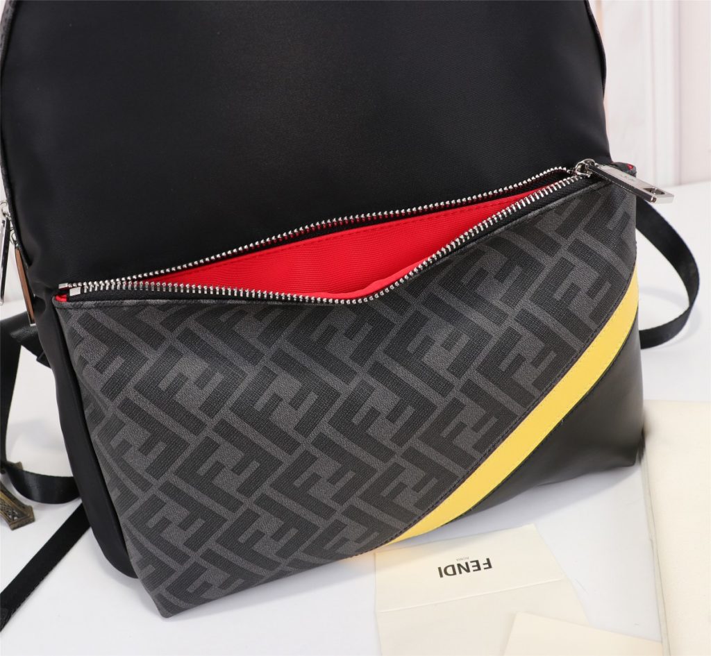 FENDI Fendi Model Number: PVC Yellow Backpack Product Number: 668568 Color: Black Material: Waterproof Nylon Fabric Size: 34 ⏵ 38 ⏴ 14cm (Large) 😍😍😍 Fendi Fendi counter new fabric with microfiber leather backpack 😌 Double letter leather, upgraded version of Fendi Little Monster backpack 😃 Original high quality 😌 Every detail follows the counter 😌 Backpack, nylon panel black leather backpack 😍 Embedded BAG BUGS eye pattern styling 😍 Front zip pocket, leather side and handle 😌 Breathable technology mesh lining, dual zip closure and interior pocket 😍 Business travel and leisure necessities are popular!!!