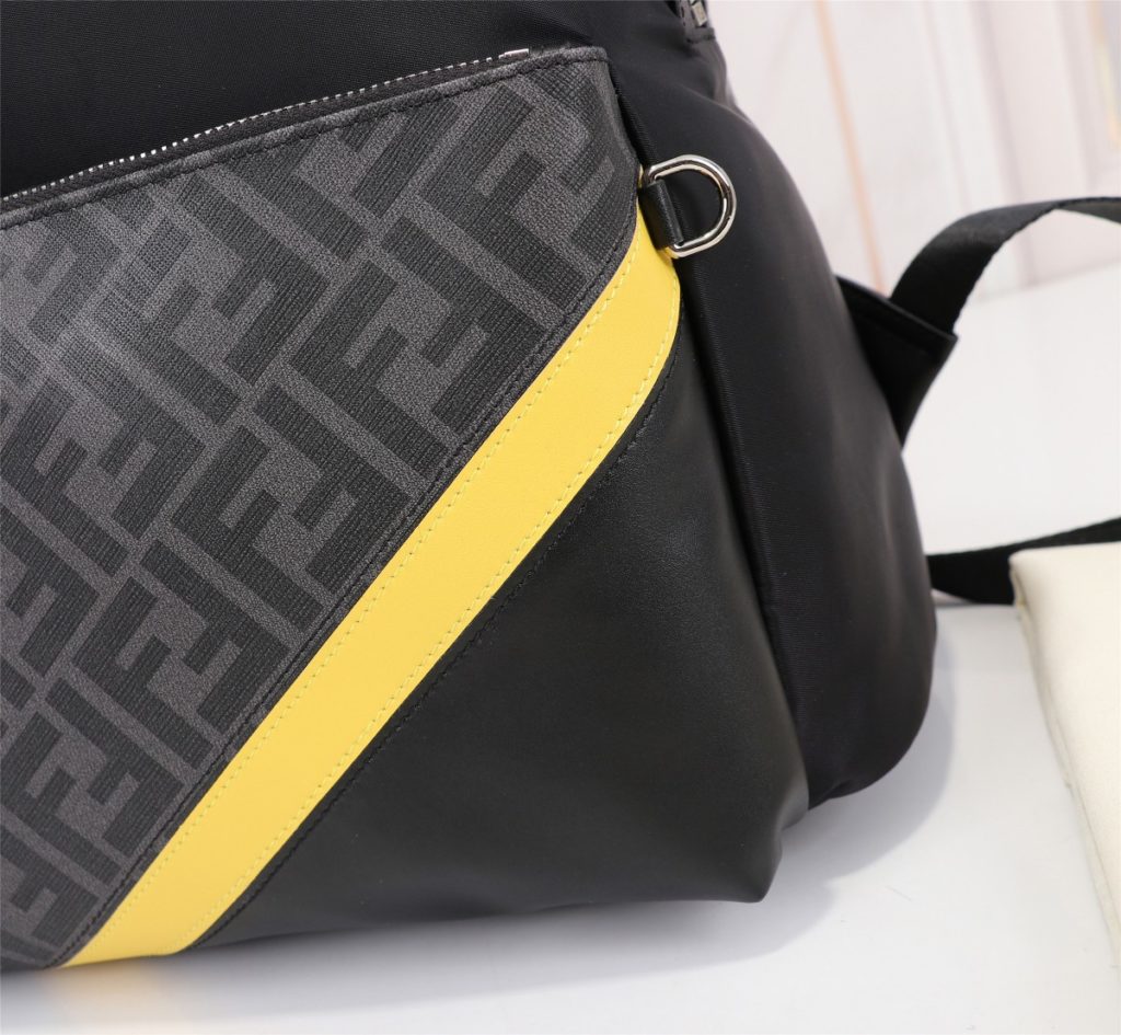 FENDI Fendi Model Number: PVC Yellow Backpack Product Number: 668568 Color: Black Material: Waterproof Nylon Fabric Size: 34 ⏵ 38 ⏴ 14cm (Large) 😍😍😍 Fendi Fendi counter new fabric with microfiber leather backpack 😌 Double letter leather, upgraded version of Fendi Little Monster backpack 😃 Original high quality 😌 Every detail follows the counter 😌 Backpack, nylon panel black leather backpack 😍 Embedded BAG BUGS eye pattern styling 😍 Front zip pocket, leather side and handle 😌 Breathable technology mesh lining, dual zip closure and interior pocket 😍 Business travel and leisure necessities are popular!!!