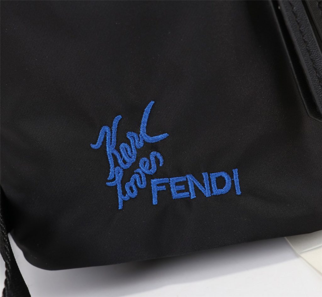 FENDI Fendi Model Number: Lao Foye Backpack (Large) Product Number: 668568 Color: Black+Fox Hair Material: Waterproof Nylon Cloth+Microfiber Leather Size: 32 ⏵ 37 ⏴ 14cm 😍 FENDI nylon stitching leather Lao Foye backpack, small monster eye design, real fox hair, black real mink hair on the front, front zip pocket, leather side and handle, breathable technology mesh backing, dual zip closure, and inner pocket.