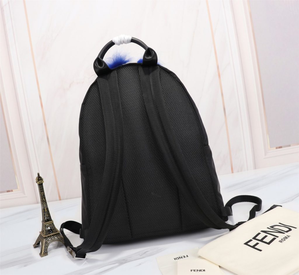 FENDI Fendi Model Number: Lao Foye Backpack (Large) Product Number: 668568 Color: Black+Fox Hair Material: Waterproof Nylon Cloth+Microfiber Leather Size: 32 ⏵ 37 ⏴ 14cm 😍 FENDI nylon stitching leather Lao Foye backpack, small monster eye design, real fox hair, black real mink hair on the front, front zip pocket, leather side and handle, breathable technology mesh backing, dual zip closure, and inner pocket.