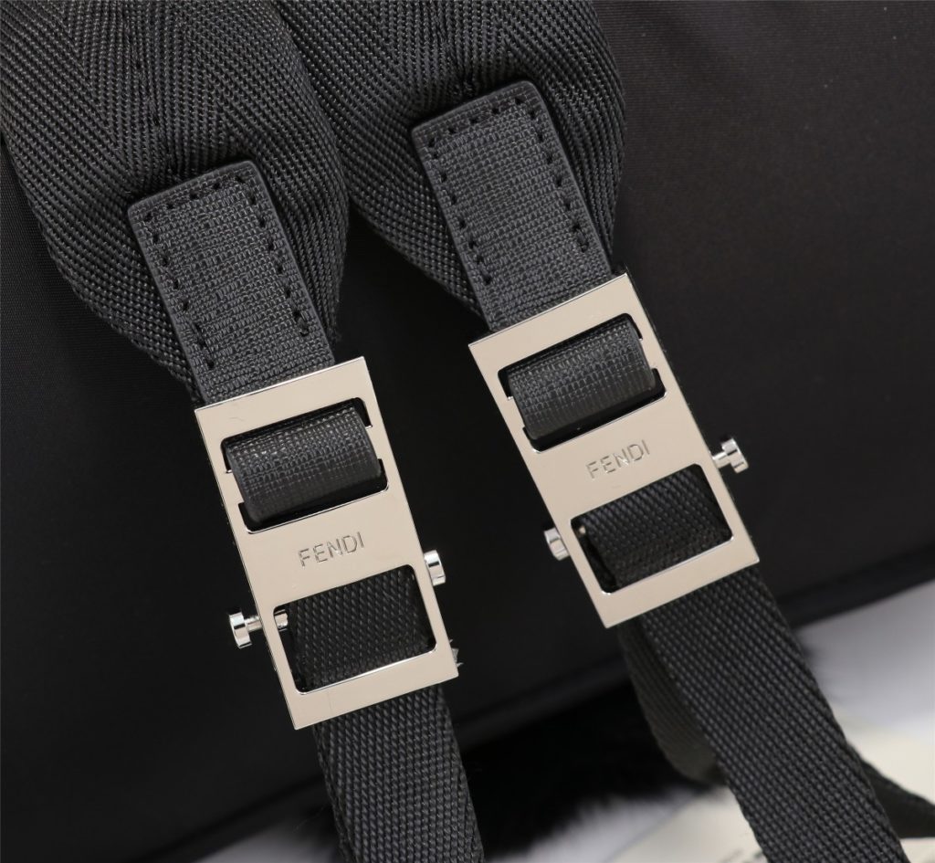 FENDI Fendi Model Number: Lao Foye Backpack (Large) Product Number: 668568 Color: Black+Fox Hair Material: Waterproof Nylon Cloth+Microfiber Leather Size: 32 ⏵ 37 ⏴ 14cm 😍 FENDI nylon stitching leather Lao Foye backpack, small monster eye design, real fox hair, black real mink hair on the front, front zip pocket, leather side and handle, breathable technology mesh backing, dual zip closure, and inner pocket.