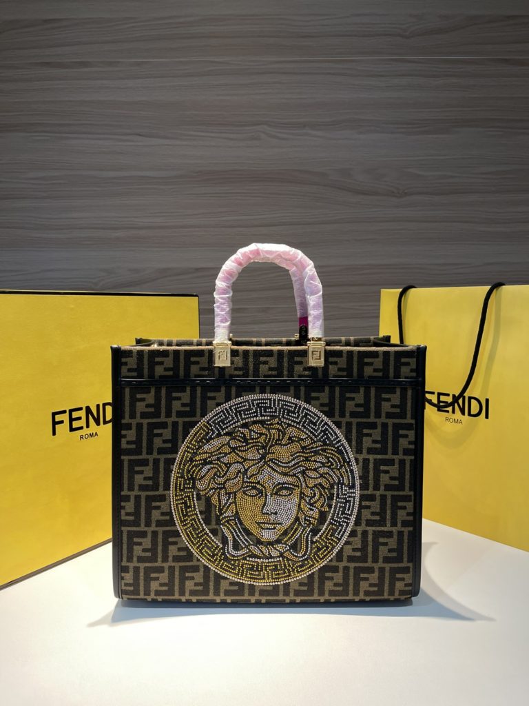 Fendi Fendi's latest co branded Versace handbag shopping bag in stock ✔️ The new FENDAC E Series Sunshine Medium Tote Bag, V ERSACE classic Medusa elements, baroque prints, and brand logos converge with FENDIFFLOGO, highlighting the design inspiration of disassembly and reorganization. It is also a refreshing cross century creation size: 35x17x31cm