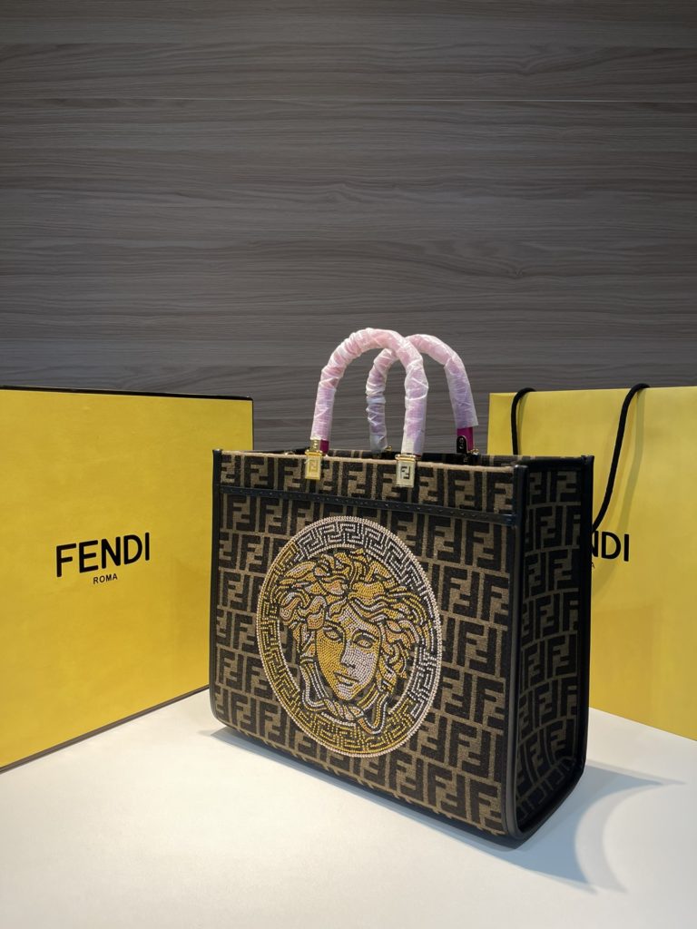 Fendi Fendi's latest co branded Versace handbag shopping bag in stock ✔️ The new FENDAC E Series Sunshine Medium Tote Bag, V ERSACE classic Medusa elements, baroque prints, and brand logos converge with FENDIFFLOGO, highlighting the design inspiration of disassembly and reorganization. It is also a refreshing cross century creation size: 35x17x31cm