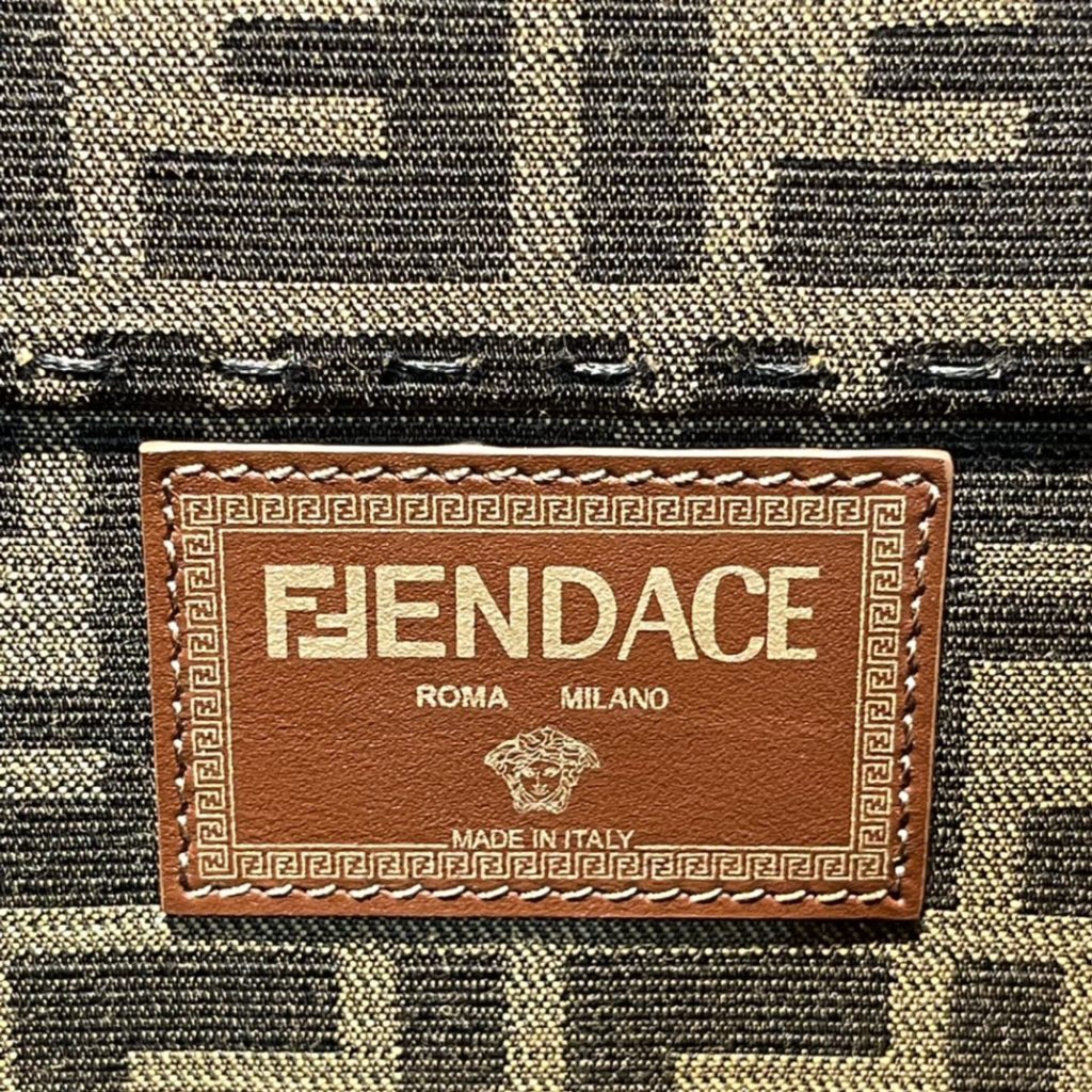 Fendi Fendi's latest co branded Versace handbag shopping bag in stock ✔️ The new FENDAC E Series Sunshine Medium Tote Bag, V ERSACE classic Medusa elements, baroque prints, and brand logos converge with FENDIFFLOGO, highlighting the design inspiration of disassembly and reorganization. It is also a refreshing cross century creation size: 35x17x31cm