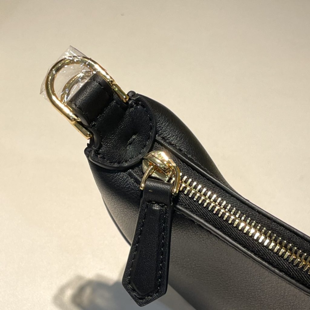 Fendi Fendi New Underarm Bag Latest F ̶ e ̶ n ̶ d ̶ i ̶ Graphy - New season icon. Super beautiful crescent underarm bag - Simple and crisp silhouette with metal letters 𝖑 𝖔 𝖌 𝖔 Ultra stylish - Introverted yet still surprising Premium and versatile Let elegance and fashion permeate every occasion in your life anytime, anywhere Large: 29x24.5x10cm/Small: 16.5x14x5cm Picture is small