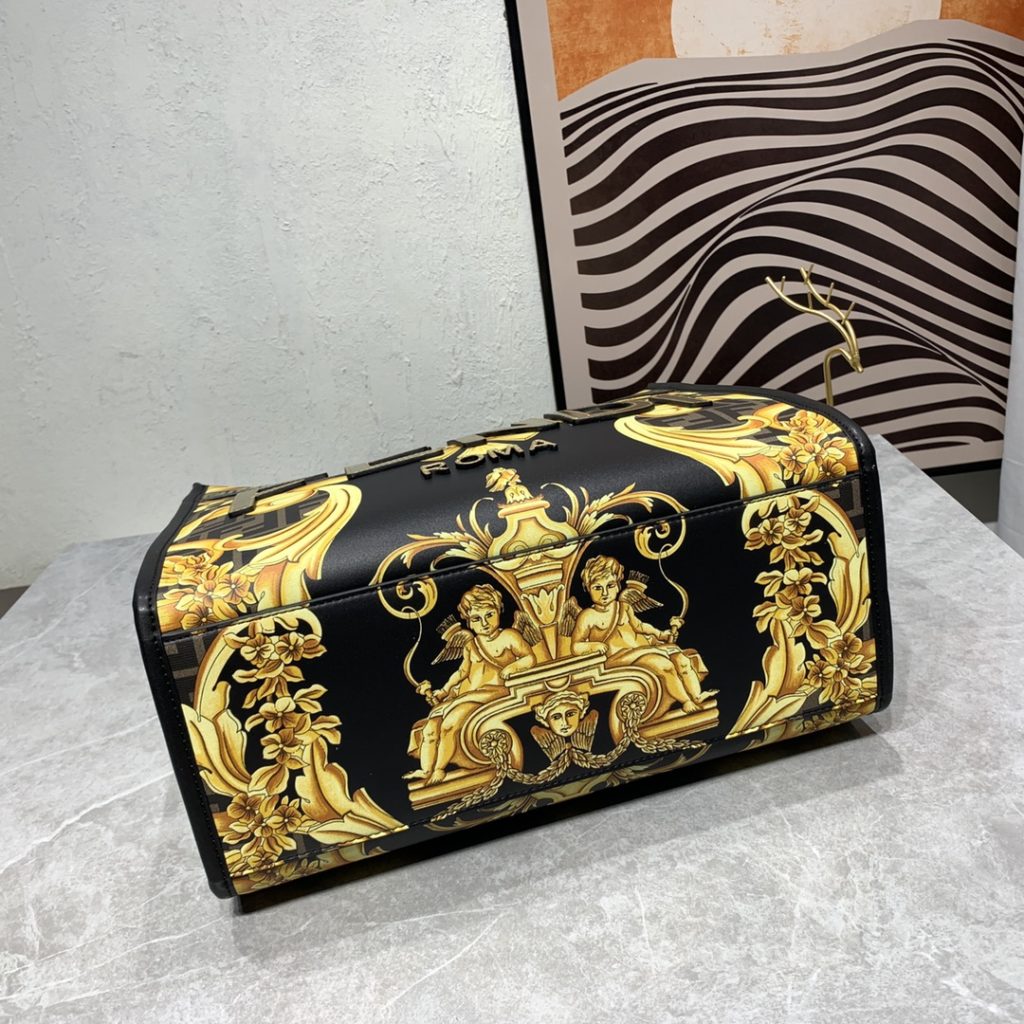 The updated version of the 2022AA official website, the latest Fendance, I would like to call it the strongest co branded model of the century My favorite FF logo decorated glazed handbag, with Fendi lettering and Versace unique patterns, enhances visual impact. This bag has a large capacity. The latest sunshine 