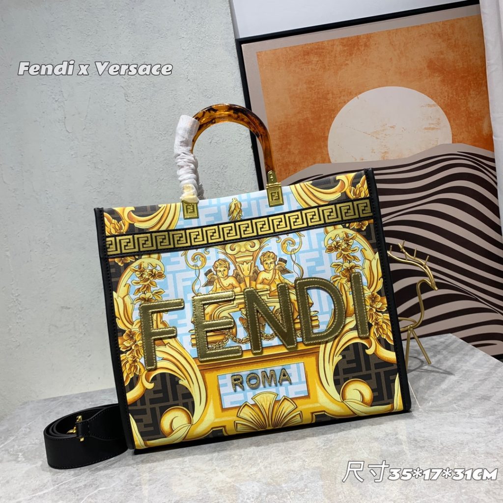 The updated version of the 2022AA official website, the latest Fendance, I would like to call it the strongest co branded model of the century My favorite FF logo decorated glazed handbag, with Fendi lettering and Versace unique patterns, enhances visual impact. This bag has a large capacity. The latest sunshine 