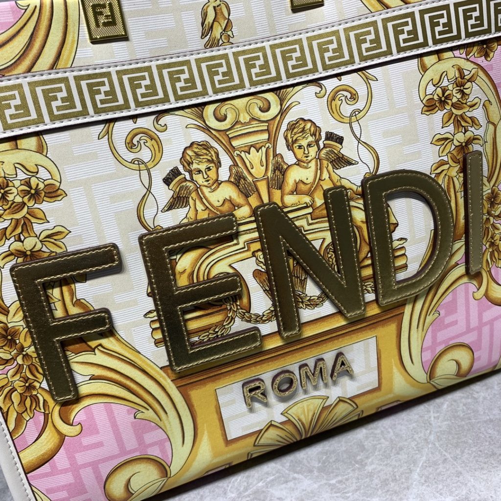 The updated version of the 2022AA official website, the latest Fendance, I would like to call it the strongest co branded model of the century My favorite FF logo decorated glazed handbag, with Fendi lettering and Versace unique patterns, enhances visual impact. This bag has a large capacity. The latest sunshine 