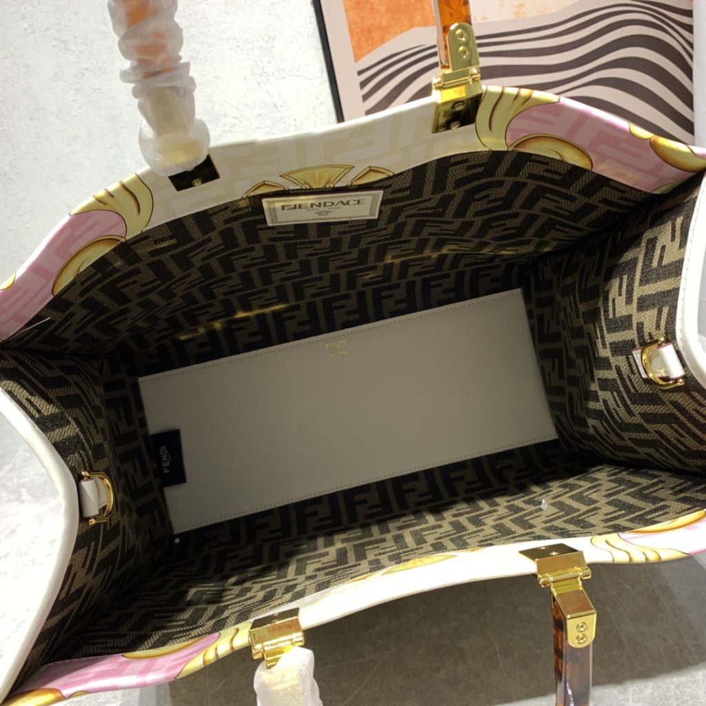 The updated version of the 2022AA official website, the latest Fendance, I would like to call it the strongest co branded model of the century My favorite FF logo decorated glazed handbag, with Fendi lettering and Versace unique patterns, enhances visual impact. This bag has a large capacity. The latest sunshine 