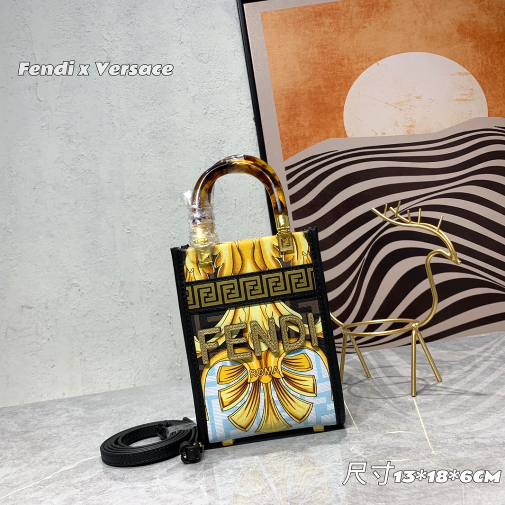 The updated version of the 2022AA official website, the latest Fendance, I would like to call it the strongest co branded model of the century My favorite FF logo decorated glazed handbag, with Fendi lettering and Versace unique patterns, enhances visual impact. This bag has a large capacity. The latest sunshine 