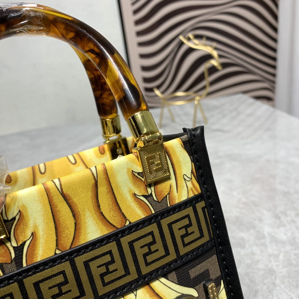 The updated version of the 2022AA official website, the latest Fendance, I would like to call it the strongest co branded model of the century My favorite FF logo decorated glazed handbag, with Fendi lettering and Versace unique patterns, enhances visual impact. This bag has a large capacity. The latest sunshine 