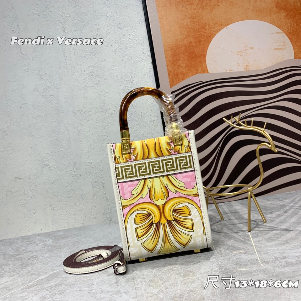 The updated version of the 2022AA official website, the latest Fendance, I would like to call it the strongest co branded model of the century My favorite FF logo decorated glazed handbag, with Fendi lettering and Versace unique patterns, enhances visual impact. This bag has a large capacity. The latest sunshine 