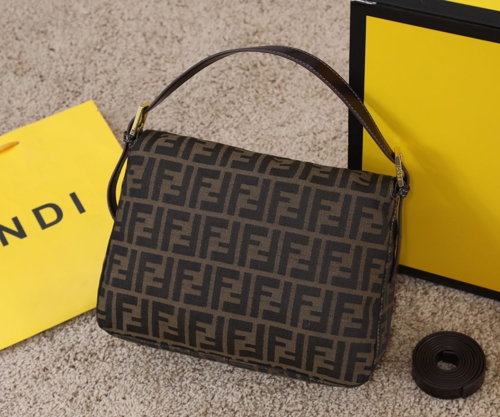 Gold buckle large waterproof cloth FEND1 vintage is a super stylish mid ancient French stick underarm bag. This year, the underarm bag is the mainstream, with a proper concave shape. Many fashion bloggers have one. The French stick is Fendi's most classic bag, with a super beautiful upper body and the highest production rate. It can be paired with various retro styles. Classic styles are really becoming more and more popular, with a sense of sophistication. It's really a damn charm 🤟 Medium 26x15x4 and large 29x21x12. Model 7701