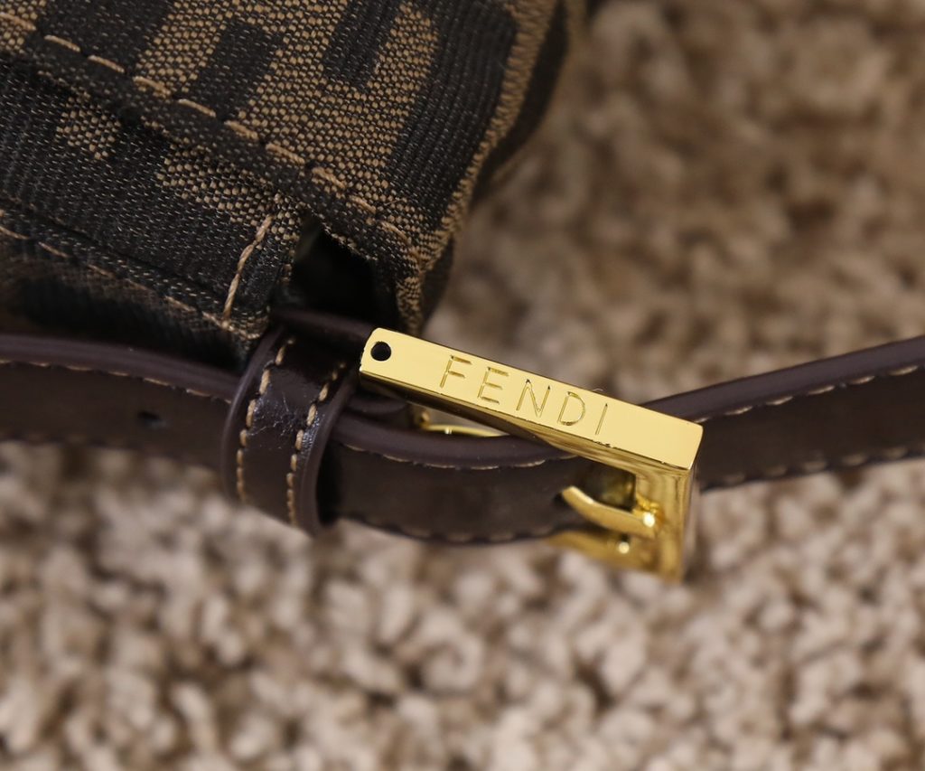 Gold buckle large waterproof cloth FEND1 vintage is a super stylish mid ancient French stick underarm bag. This year, the underarm bag is the mainstream, with a proper concave shape. Many fashion bloggers have one. The French stick is Fendi's most classic bag, with a super beautiful upper body and the highest production rate. It can be paired with various retro styles. Classic styles are really becoming more and more popular, with a sense of sophistication. It's really a damn charm 🤟 Medium 26x15x4 and large 29x21x12. Model 7701