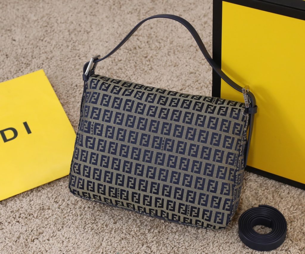 Large waterproof cloth FEND1 vintage is a super stylish mid ancient French stick underarm bag. This year, the underarm bag is the mainstream, with a proper concave shape. Many fashion bloggers have one. The French stick is Fendi's most classic bag, with a super beautiful upper body and the highest production rate. It can be paired with various retro styles. The classic style is really becoming more and more popular, with a sense of sophistication. It's really a damned charm 🤟 Medium 26x15x4 and large 29x21x12. Model 7701