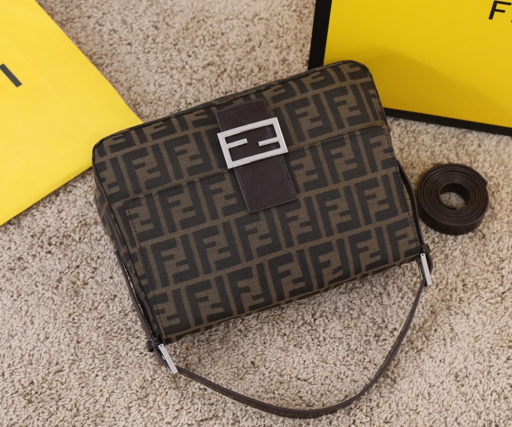 Large waterproof cloth FEND1 vintage is a super stylish mid ancient French stick underarm bag. This year, the underarm bag is the mainstream, with a proper concave shape. Many fashion bloggers have one. The French stick is Fendi's most classic bag, with a super beautiful upper body and the highest production rate. It can be paired with various retro styles. The classic style is really becoming more and more popular, with a sense of sophistication. It's really a damned charm 🤟 Medium 26x15x4 and large 29x21x12. Model 7701