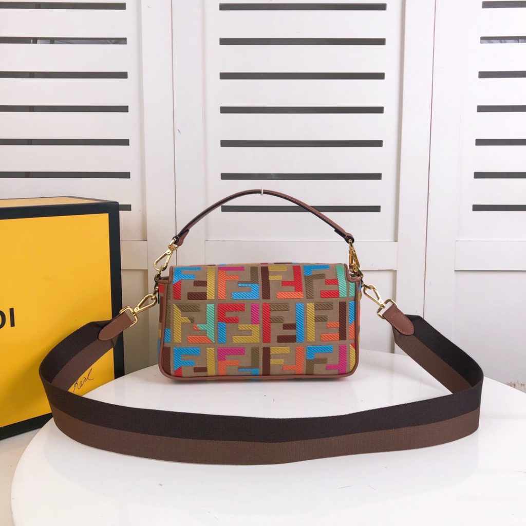 New Color [Embroidery Upgrade Version] 2022 Fendi Early Spring's latest colorful F embroidery stick bag. This Fendi Baguette stick bag has a super beautiful upper body; The appearance rate is also particularly high; It is absolutely suitable for concave molding. It is very light, and its capacity is very awesome; Easily meet daily needs. Equipped with a short strap and a wide shoulder strap; Can be carried across one shoulder. Very versatile. Regardless of your style, you can easily control it. Model: 0159 # Size 26-5-15CM