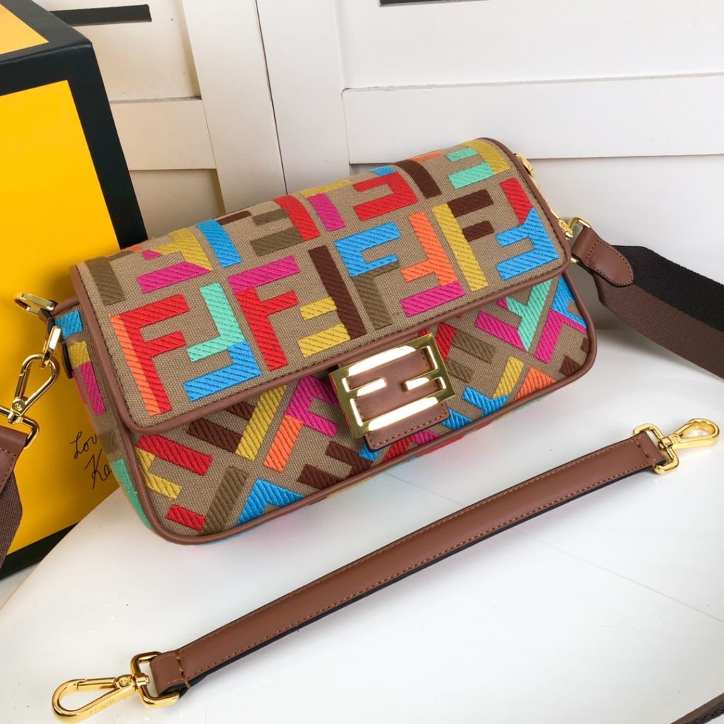 New Color [Embroidery Upgrade Version] 2022 Fendi Early Spring's latest colorful F embroidery stick bag. This Fendi Baguette stick bag has a super beautiful upper body; The appearance rate is also particularly high; It is absolutely suitable for concave molding. It is very light, and its capacity is very awesome; Easily meet daily needs. Equipped with a short strap and a wide shoulder strap; Can be carried across one shoulder. Very versatile. Regardless of your style, you can easily control it. Model: 0159 # Size 26-5-15CM
