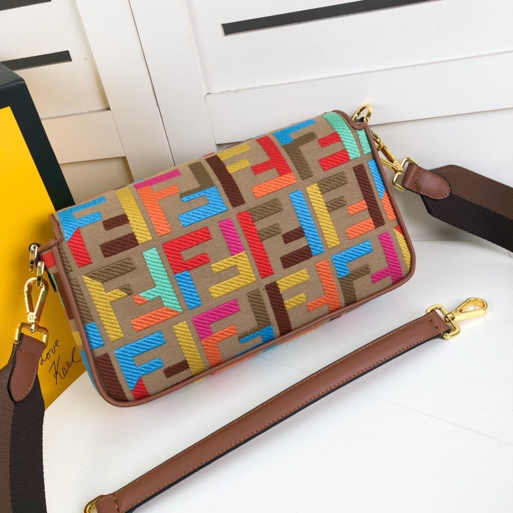 New Color [Embroidery Upgrade Version] 2022 Fendi Early Spring's latest colorful F embroidery stick bag. This Fendi Baguette stick bag has a super beautiful upper body; The appearance rate is also particularly high; It is absolutely suitable for concave molding. It is very light, and its capacity is very awesome; Easily meet daily needs. Equipped with a short strap and a wide shoulder strap; Can be carried across one shoulder. Very versatile. Regardless of your style, you can easily control it. Model: 0159 # Size 26-5-15CM