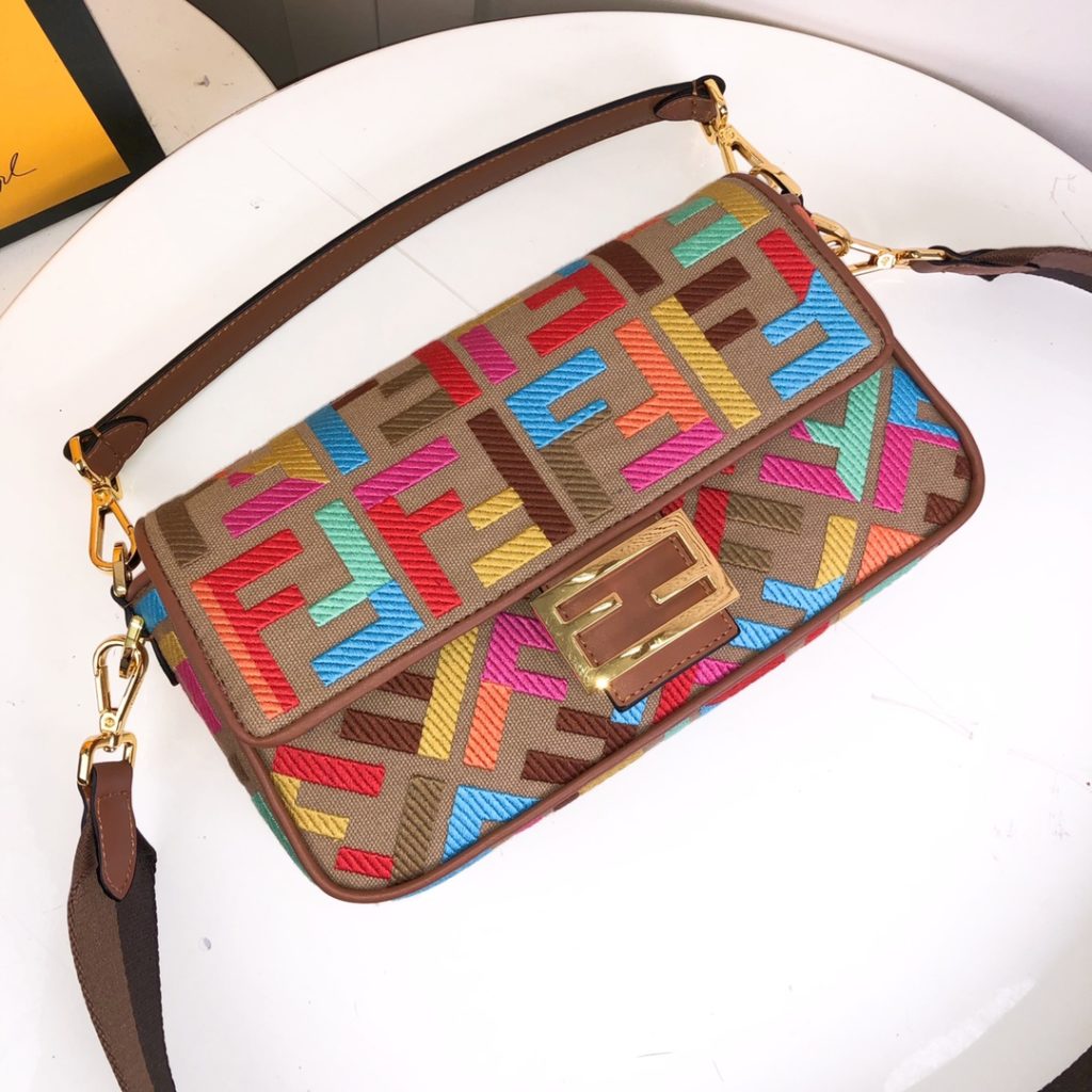 New Color [Embroidery Upgrade Version] 2022 Fendi Early Spring's latest colorful F embroidery stick bag. This Fendi Baguette stick bag has a super beautiful upper body; The appearance rate is also particularly high; It is absolutely suitable for concave molding. It is very light, and its capacity is very awesome; Easily meet daily needs. Equipped with a short strap and a wide shoulder strap; Can be carried across one shoulder. Very versatile. Regardless of your style, you can easily control it. Model: 0159 # Size 26-5-15CM