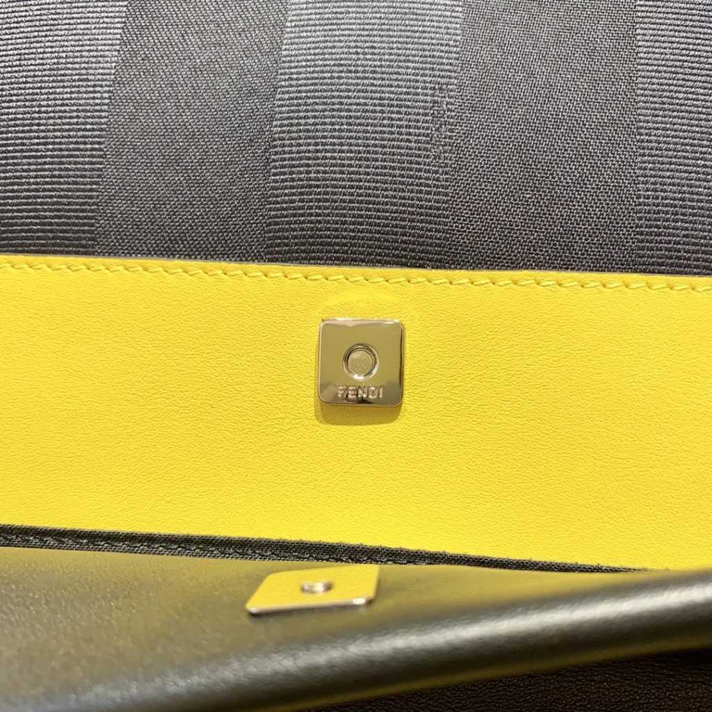 New product 🔥 FENDI 🇫🇷 F9016) Men's Striped Backpack, Genuine Moulding. The front bag is made of imported original leather, with an arc-shaped handle on the top, a two-way zipper, and waterproof cloth with leather. The entire bag is extremely light, all materials are customized, and the style effect is novel, synchronized with the counter ✅ 42-34-16