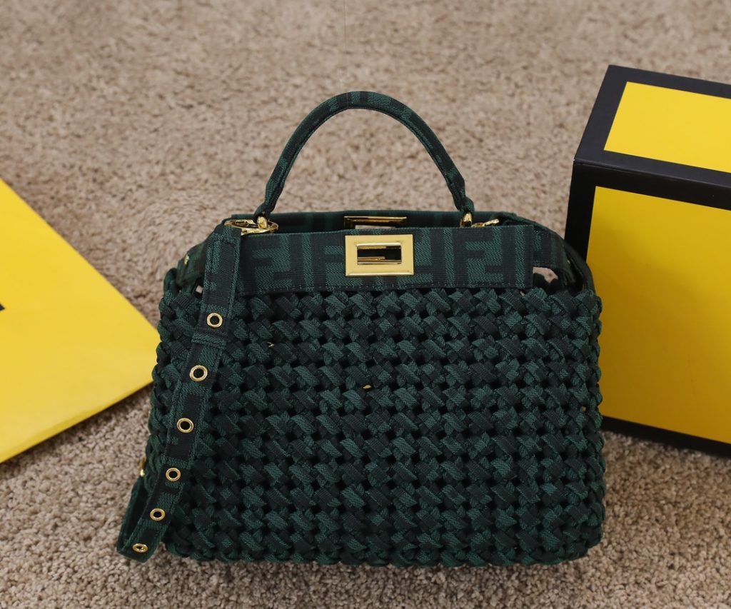 FÉ ŃĎ The new vintage woven kitten peekaboo is Fendi's most classic handbag, with the highest production rate and excellent upper body appearance. It can be paired with various retro styles. Classic styles are really becoming more and more popular as you look at them, with a premium feel. Romantic vintage weaving is very 🉑 There's another reason to change the bag, sisters rush the duck 🏇 Model 2017 Size 23 * 7 * 18cm