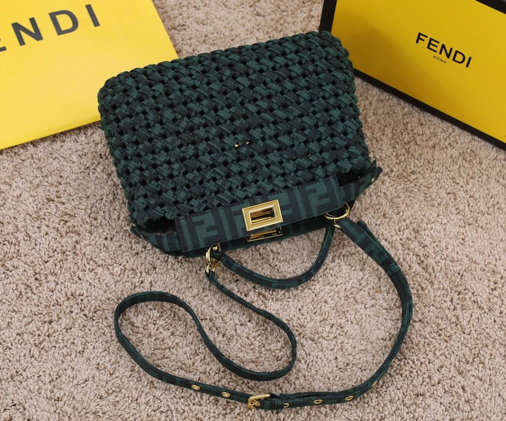 FÉ ŃĎ The new vintage woven kitten peekaboo is Fendi's most classic handbag, with the highest production rate and excellent upper body appearance. It can be paired with various retro styles. Classic styles are really becoming more and more popular as you look at them, with a premium feel. Romantic vintage weaving is very 🉑 There's another reason to change the bag, sisters rush the duck 🏇 Model 2017 Size 23 * 7 * 18cm