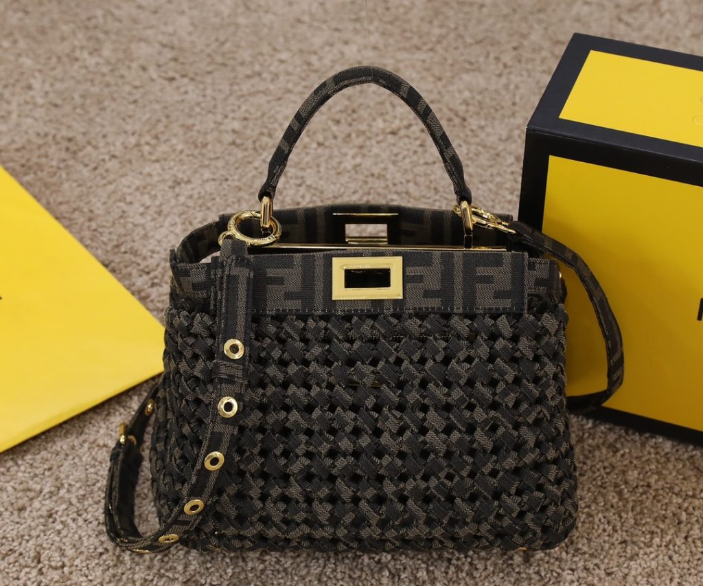 FÉ ŃĎ The new vintage woven kitten peekaboo is Fendi's most classic handbag, with the highest production rate and excellent upper body appearance. It can be paired with various retro styles. Classic styles are really becoming more and more popular as you look at them, with a premium feel. Romantic vintage weaving is very 🉑 There's another reason to change the bag, sisters rush the duck 🏇 Model 2017 Size 23 * 7 * 18cm