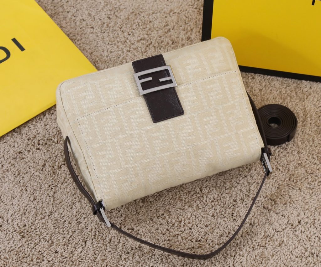 The large waterproof fabric FEND1 vintage is a super stylish mid ancient French stick underarm bag. This year, the underarm bag is the mainstream, with a proper concave shape. Many fashion bloggers have one. The French stick is Fendi's most classic bag, with a super beautiful upper body and the highest production rate. It can be paired with various retro styles. The classic style is really becoming more and more popular, with a sense of sophistication. It's really damn charming, with a 26x15x4 size and a 29x21x12 size. Model 7701