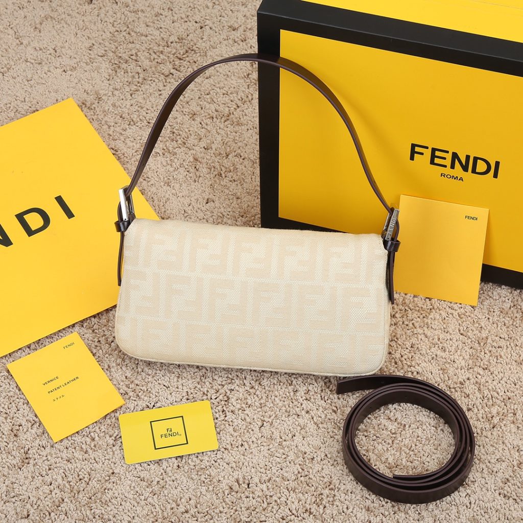 The off-white FEND1 vintage mid ancient French stick underarm bag is the mainstream this year, with a proper concave shape. Many fashion bloggers have one. The French stick is Fendi's most classic bag with the highest production rate of super beautiful upper body and can be paired with various retro styles. The classic style is really becoming more and more popular, with a sense of sophistication. It's really a damned charm 🤟 Medium 26x15x4 and large 29x21x12. Model 7701