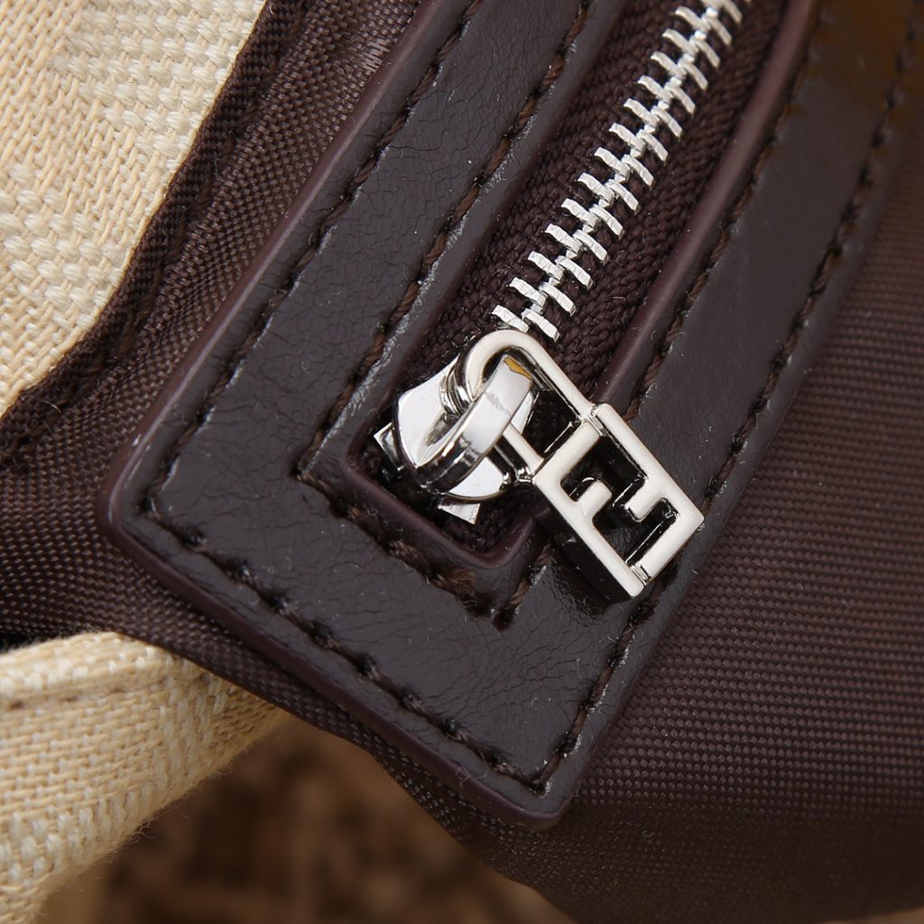 The off-white FEND1 vintage mid ancient French stick underarm bag is the mainstream this year, with a proper concave shape. Many fashion bloggers have one. The French stick is Fendi's most classic bag with the highest production rate of super beautiful upper body and can be paired with various retro styles. The classic style is really becoming more and more popular, with a sense of sophistication. It's really a damned charm 🤟 Medium 26x15x4 and large 29x21x12. Model 7701