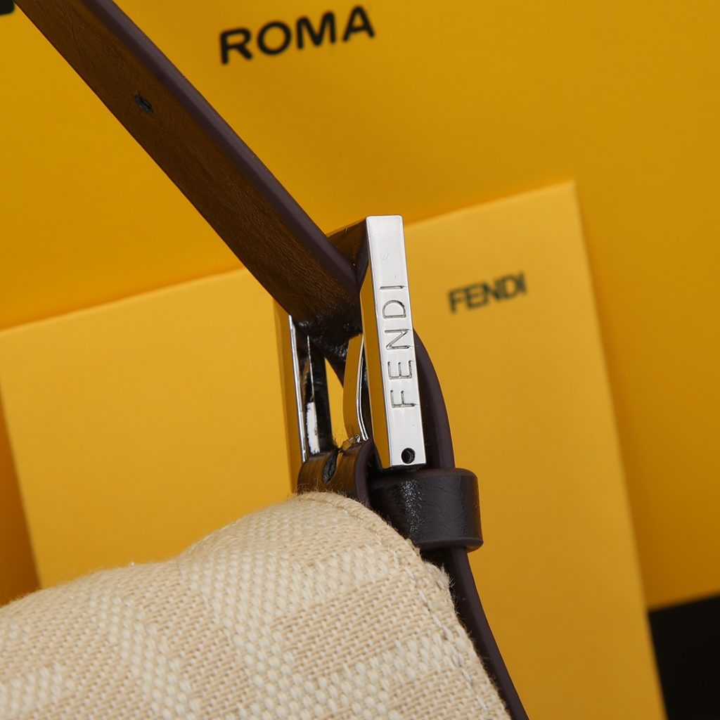 The off-white FEND1 vintage mid ancient French stick underarm bag is the mainstream this year, with a proper concave shape. Many fashion bloggers have one. The French stick is Fendi's most classic bag with the highest production rate of super beautiful upper body and can be paired with various retro styles. The classic style is really becoming more and more popular, with a sense of sophistication. It's really a damned charm 🤟 Medium 26x15x4 and large 29x21x12. Model 7701