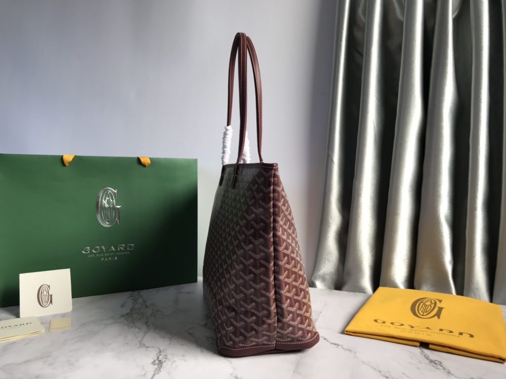 After many studies and improvements, Goyard continuously improves the fabric and leather, and customizes them exclusively in all directions ™️ Only to continuously meet the high quality requirements of customers 🔝🔝 If you're worried about the safety of not having a zipper, the zippered Tote bag is definitely the first choice 🔱 Give people enough sense of security and privacy 🆒 The bottom cloth is customized in accordance with ZP [double layer thickened rain dew hemp] 〽 Exclusive customization and upgrade 🆙🆙🤟 The leather is [head layer South African textured leather] 👛🤘 Flexible and non irritating 💪😘 For other details, please refer to the picture [Boxing] [Boxing] Large size: pocket opening 49cm, bottom 35 * height 27 * bottom width 14cm