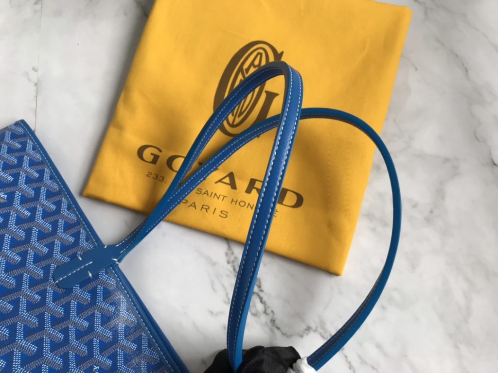 ❤️ After many studies and improvements, Goyard continuously improves the fabric and leather, and customizes them exclusively in all directions ™️ Only to continuously meet the high quality requirements of customers 🔝🔝 If you're worried about the safety of not having a zipper, the zippered Tote bag is definitely the first choice 🔱 Give people enough sense of security and privacy 🆒 The bottom cloth is customized in accordance with ZP [double layer thickened rain dew hemp] 〽 Exclusive customization and upgrade 🆙🆙🤟 The leather is [head layer South African textured leather] 👛🤘 Flexible and non irritating 💪😘 For other details, please refer to the picture [Boxing] [Boxing] Large size: pocket opening 49cm, bottom 35 * height 27 * bottom width 14cm