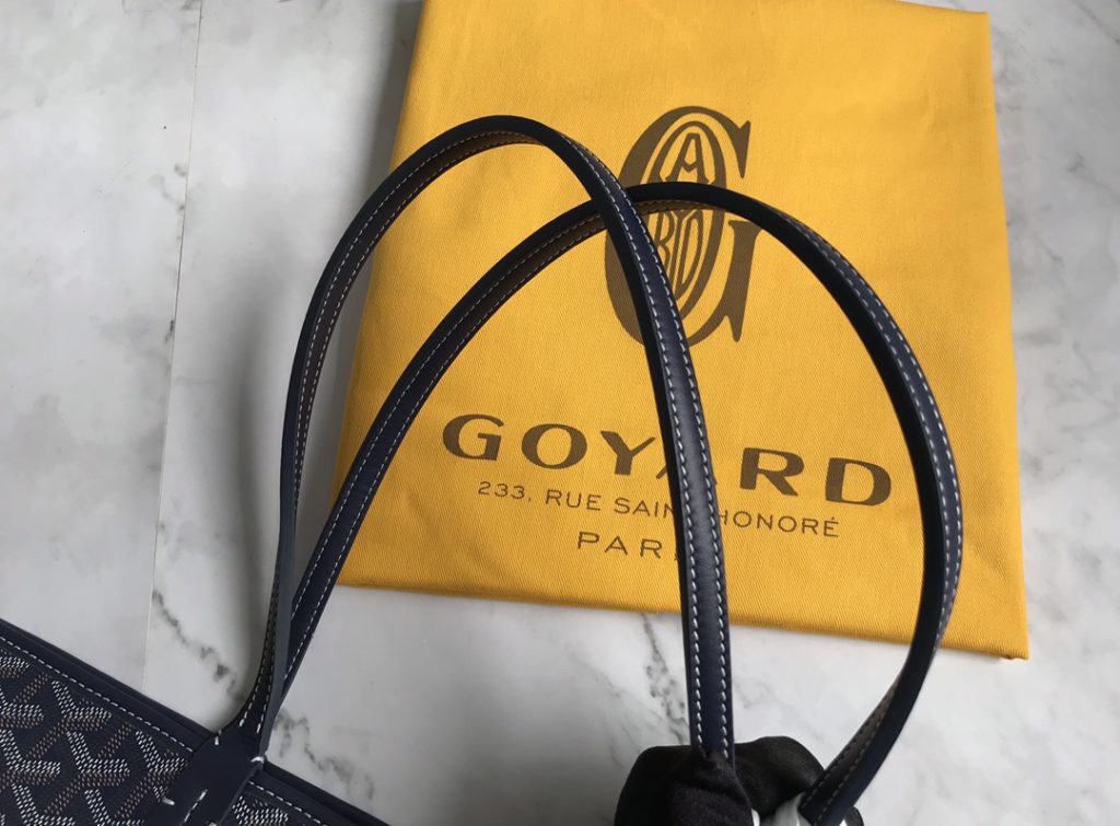 ❤️ After many studies and improvements, Goyard continuously improves the fabric and leather, and customizes them exclusively in all directions ™️ Only to continuously meet the high quality requirements of customers 🔝🔝 If you're worried about the safety of not having a zipper, the zippered Tote bag is definitely the first choice 🔱 Give people enough sense of security and privacy 🆒 The bottom cloth is customized in accordance with ZP [double layer thickened rain dew hemp] 〽 Exclusive customization and upgrade 🆙🆙🤟 The leather is [head layer South African textured leather] 👛🤘 Flexible and non irritating 💪😘 For other details, please refer to the picture [Boxing] [Boxing] Large size: pocket opening 49cm, bottom 35 * height 27 * bottom width 14cm