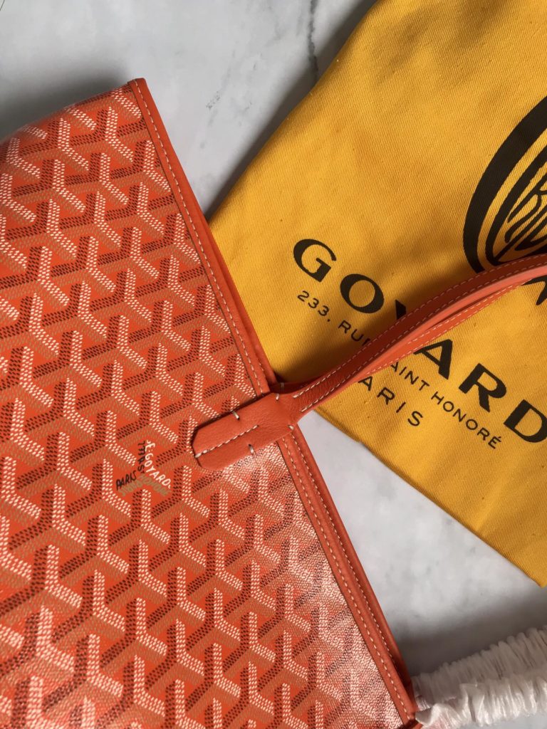 ❤️ After many studies and improvements, Goyard continuously improves the fabric and leather, and customizes them exclusively in all directions ™️ Only to continuously meet the high quality requirements of customers 🔝🔝 If you're worried about the safety of not having a zipper, the zippered Tote bag is definitely the first choice 🔱 Give people enough sense of security and privacy 🆒 The bottom cloth is customized in accordance with ZP [double layer thickened rain dew hemp] 〽 Exclusive customization and upgrade 🆙🆙🤟 The leather is [head layer South African textured leather] 👛🤘 Flexible and non irritating 💪😘 For other details, please refer to the picture [Boxing] [Boxing] Large size: pocket opening 49cm, bottom 35 * height 27 * bottom width 14cm