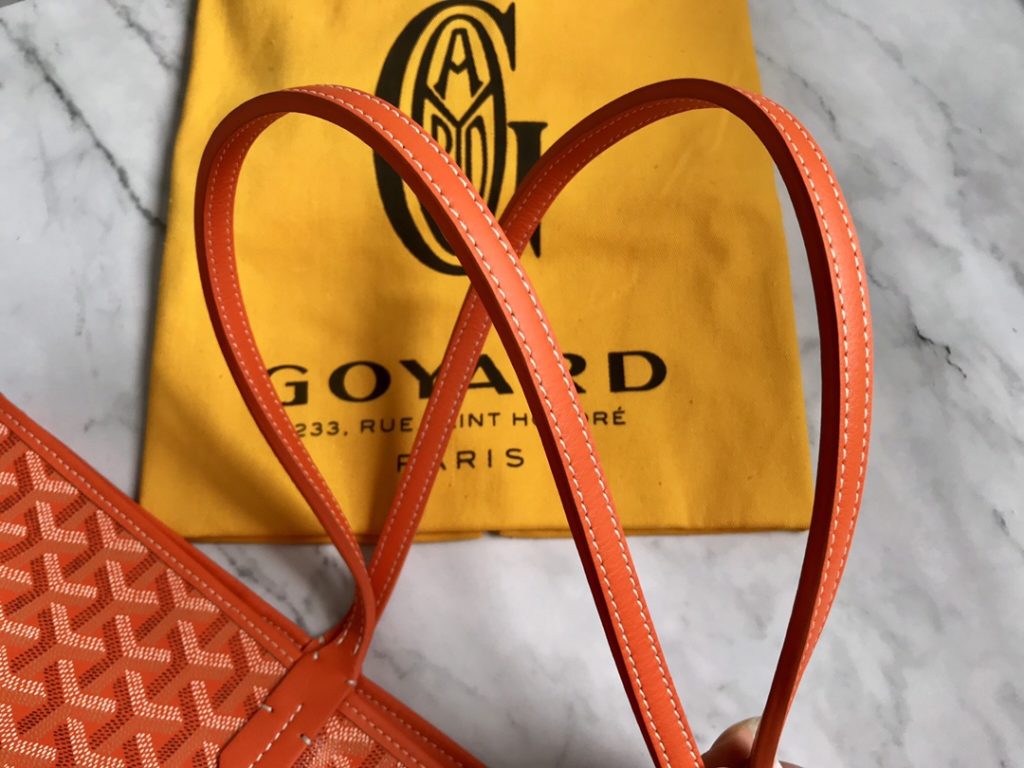 ❤️ After many studies and improvements, Goyard continuously improves the fabric and leather, and customizes them exclusively in all directions ™️ Only to continuously meet the high quality requirements of customers 🔝🔝 If you're worried about the safety of not having a zipper, the zippered Tote bag is definitely the first choice 🔱 Give people enough sense of security and privacy 🆒 The bottom cloth is customized in accordance with ZP [double layer thickened rain dew hemp] 〽 Exclusive customization and upgrade 🆙🆙🤟 The leather is [head layer South African textured leather] 👛🤘 Flexible and non irritating 💪😘 For other details, please refer to the picture [Boxing] [Boxing] Large size: pocket opening 49cm, bottom 35 * height 27 * bottom width 14cm