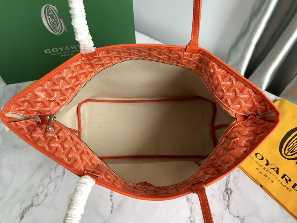 ❤️ After many studies and improvements, Goyard continuously improves the fabric and leather, and customizes them exclusively in all directions ™️ Only to continuously meet the high quality requirements of customers 🔝🔝 If you're worried about the safety of not having a zipper, the zippered Tote bag is definitely the first choice 🔱 Give people enough sense of security and privacy 🆒 The bottom cloth is customized in accordance with ZP [double layer thickened rain dew hemp] 〽 Exclusive customization and upgrade 🆙🆙🤟 The leather is [head layer South African textured leather] 👛🤘 Flexible and non irritating 💪😘 For other details, please refer to the picture [Boxing] [Boxing] Large size: pocket opening 49cm, bottom 35 * height 27 * bottom width 14cm