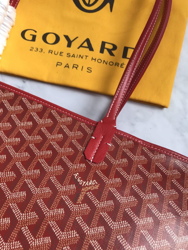 ❤️ After many studies and improvements, Goyard continuously improves the fabric and leather, and customizes them exclusively in all directions ™️ Only to continuously meet the high quality requirements of customers 🔝🔝 If you're worried about the safety of not having a zipper, the zippered Tote bag is definitely the first choice 🔱 Give people enough sense of security and privacy 🆒 The bottom cloth is customized in accordance with ZP [double layer thickened rain dew hemp] 〽 Exclusive customization and upgrade 🆙🆙🤟 The leather is [head layer South African textured leather] 👛🤘 Flexible and non irritating 💪😘 For other details, please refer to the picture [Boxing] [Boxing] Large size: pocket opening 49cm, bottom 35 * height 27 * bottom width 14cm