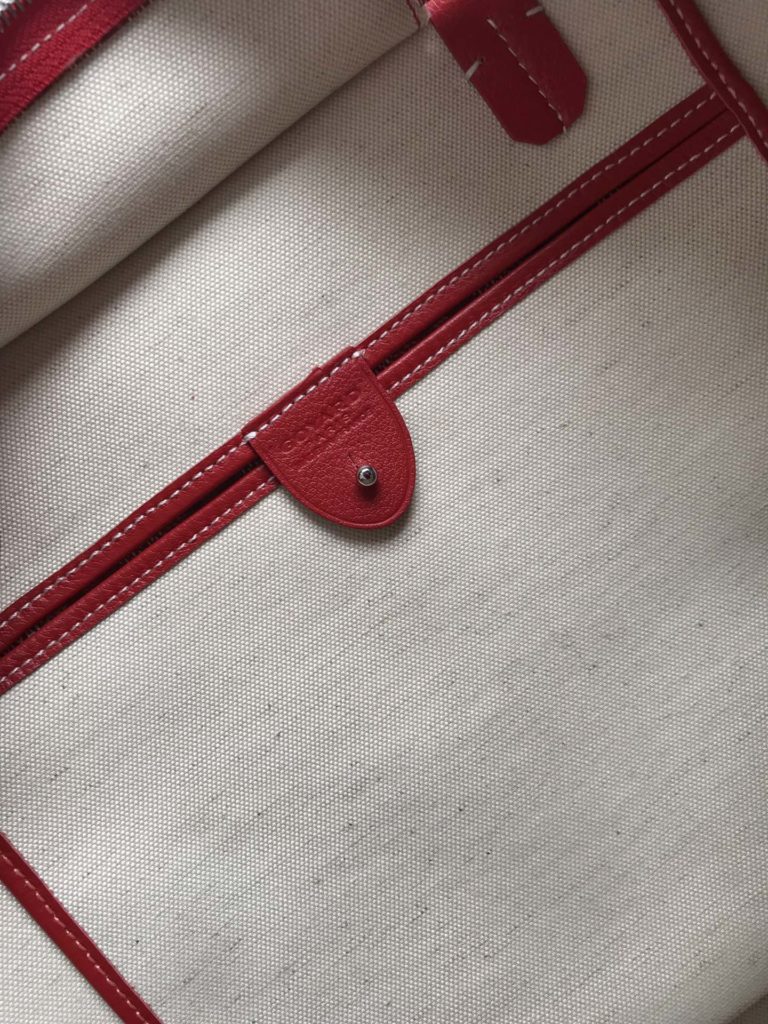 ❤️ After many studies and improvements, Goyard continuously improves the fabric and leather, and customizes them exclusively in all directions ™️ Only to continuously meet the high quality requirements of customers 🔝🔝 If you're worried about the safety of not having a zipper, the zippered Tote bag is definitely the first choice 🔱 Give people enough sense of security and privacy 🆒 The bottom cloth is customized in accordance with ZP [double layer thickened rain dew hemp] 〽 Exclusive customization and upgrade 🆙🆙🤟 The leather is [head layer South African textured leather] 👛🤘 Flexible and non irritating 💪😘 For other details, please refer to the picture [Boxing] [Boxing] Large size: pocket opening 49cm, bottom 35 * height 27 * bottom width 14cm