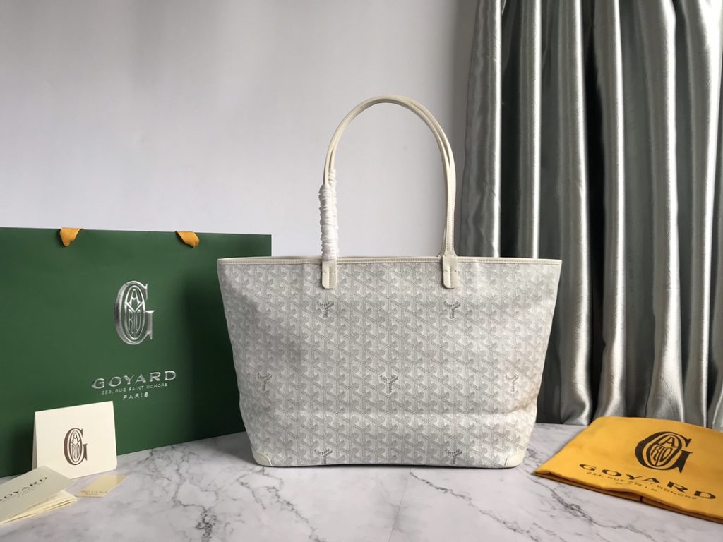 ❤️ After many studies and improvements, Goyard continuously improves the fabric and leather, and customizes them exclusively in all directions ™️ Only to continuously meet the high quality requirements of customers 🔝🔝 If you're worried about the safety of not having a zipper, the zippered Tote bag is definitely the first choice 🔱 Give people enough sense of security and privacy 🆒 The bottom cloth is customized in accordance with ZP [double layer thickened rain dew hemp] 〽 Exclusive customization and upgrade 🆙🆙🤟 The leather is [head layer South African textured leather] 👛🤘 Flexible and non irritating 💪😘 For other details, please refer to the picture [Boxing] [Boxing] Large size: pocket opening 49cm, bottom 35 * height 27 * bottom width 14cm