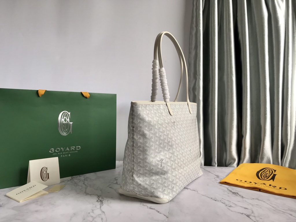 ❤️ After many studies and improvements, Goyard continuously improves the fabric and leather, and customizes them exclusively in all directions ™️ Only to continuously meet the high quality requirements of customers 🔝🔝 If you're worried about the safety of not having a zipper, the zippered Tote bag is definitely the first choice 🔱 Give people enough sense of security and privacy 🆒 The bottom cloth is customized in accordance with ZP [double layer thickened rain dew hemp] 〽 Exclusive customization and upgrade 🆙🆙🤟 The leather is [head layer South African textured leather] 👛🤘 Flexible and non irritating 💪😘 For other details, please refer to the picture [Boxing] [Boxing] Large size: pocket opening 49cm, bottom 35 * height 27 * bottom width 14cm