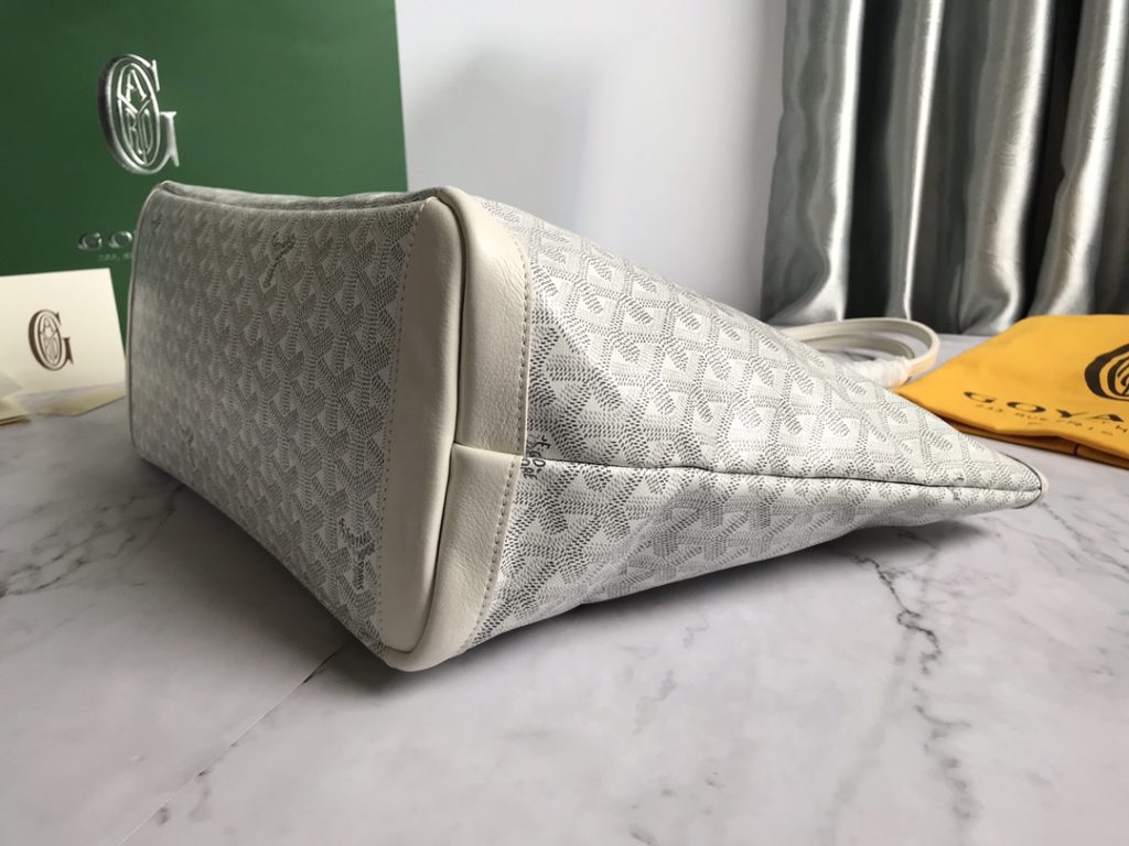 ❤️ After many studies and improvements, Goyard continuously improves the fabric and leather, and customizes them exclusively in all directions ™️ Only to continuously meet the high quality requirements of customers 🔝🔝 If you're worried about the safety of not having a zipper, the zippered Tote bag is definitely the first choice 🔱 Give people enough sense of security and privacy 🆒 The bottom cloth is customized in accordance with ZP [double layer thickened rain dew hemp] 〽 Exclusive customization and upgrade 🆙🆙🤟 The leather is [head layer South African textured leather] 👛🤘 Flexible and non irritating 💪😘 For other details, please refer to the picture [Boxing] [Boxing] Large size: pocket opening 49cm, bottom 35 * height 27 * bottom width 14cm