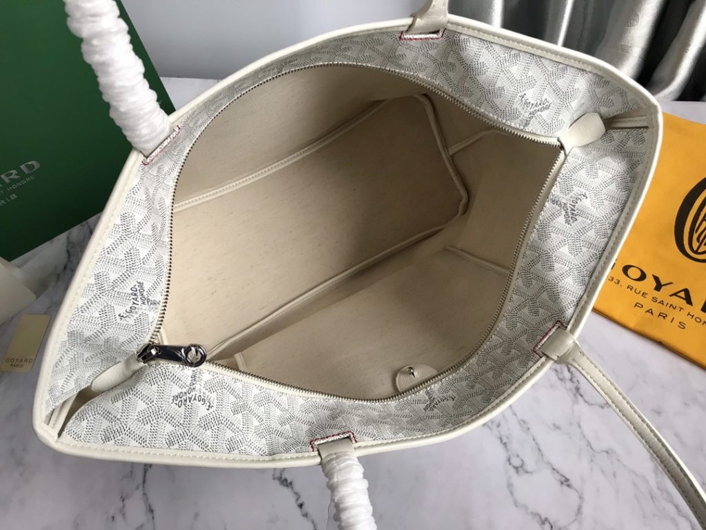 ❤️ After many studies and improvements, Goyard continuously improves the fabric and leather, and customizes them exclusively in all directions ™️ Only to continuously meet the high quality requirements of customers 🔝🔝 If you're worried about the safety of not having a zipper, the zippered Tote bag is definitely the first choice 🔱 Give people enough sense of security and privacy 🆒 The bottom cloth is customized in accordance with ZP [double layer thickened rain dew hemp] 〽 Exclusive customization and upgrade 🆙🆙🤟 The leather is [head layer South African textured leather] 👛🤘 Flexible and non irritating 💪😘 For other details, please refer to the picture [Boxing] [Boxing] Large size: pocket opening 49cm, bottom 35 * height 27 * bottom width 14cm