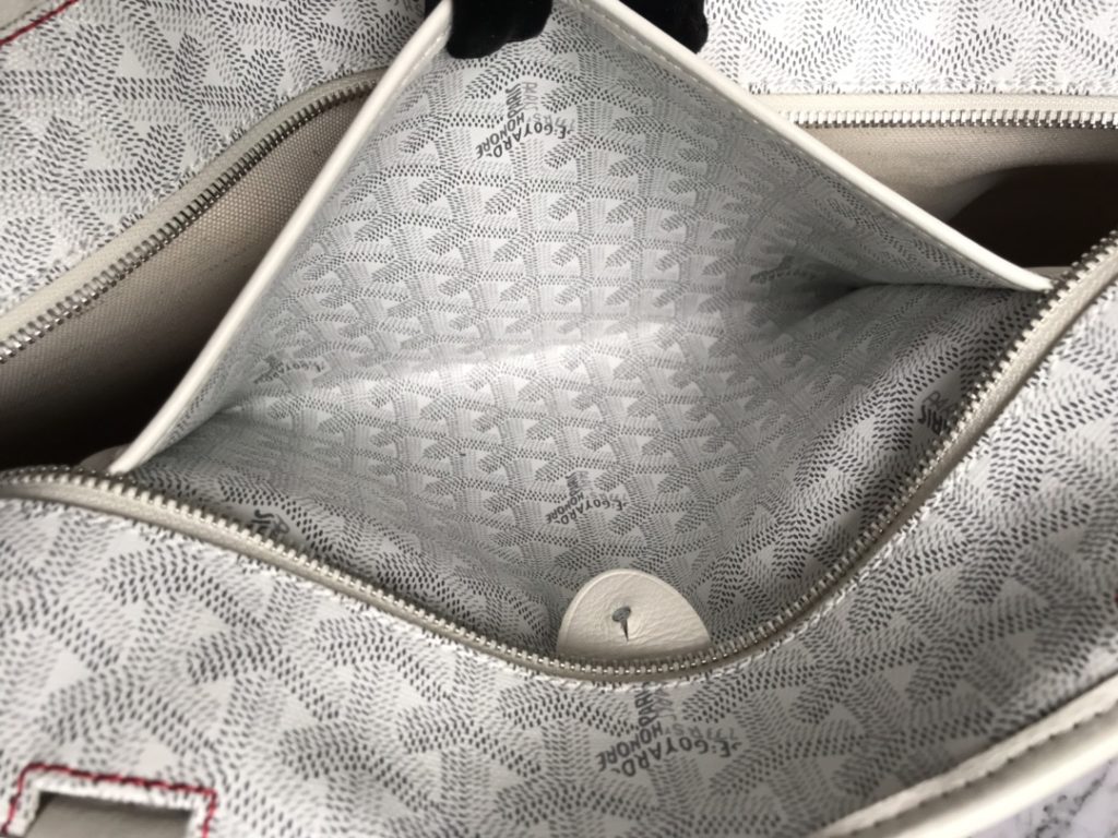 ❤️ After many studies and improvements, Goyard continuously improves the fabric and leather, and customizes them exclusively in all directions ™️ Only to continuously meet the high quality requirements of customers 🔝🔝 If you're worried about the safety of not having a zipper, the zippered Tote bag is definitely the first choice 🔱 Give people enough sense of security and privacy 🆒 The bottom cloth is customized in accordance with ZP [double layer thickened rain dew hemp] 〽 Exclusive customization and upgrade 🆙🆙🤟 The leather is [head layer South African textured leather] 👛🤘 Flexible and non irritating 💪😘 For other details, please refer to the picture [Boxing] [Boxing] Large size: pocket opening 49cm, bottom 35 * height 27 * bottom width 14cm