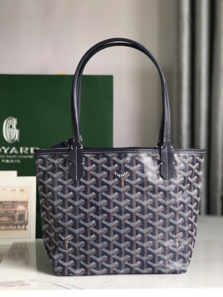 After many studies and improvements, Goyard continuously improves the fabric and leather, and customizes them exclusively in all directions ™️ Only to continuously meet the high quality requirements of customers 🔝🔝 The bottom cloth adopts customized high-quality rain dew hemp consistent with ZP 〽️， Coated with smooth gum aldose [witty] particles, the texture is comparable to that of ZP, achieving a light and sub smooth feel 🤟 The leather is [head layer South African textured leather] 👛🤘 Flexible and non irritating 💪 Switch to matching pure steel hardware 🤓 Symmetrical pattern and pure color without color difference 😘 For details, please refer to the picture [Boxing] [Boxing] Dimensions: bag opening 28cm, bottom 20 * height 19 * bottom width 10cm 🔎 020181