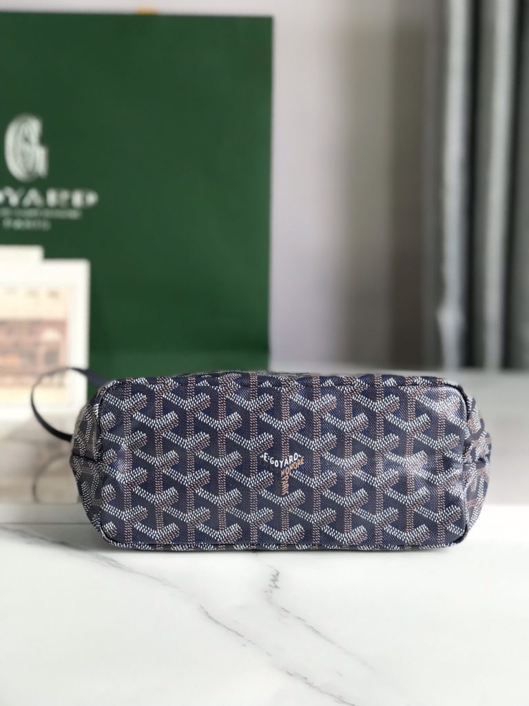 After many studies and improvements, Goyard continuously improves the fabric and leather, and customizes them exclusively in all directions ™️ Only to continuously meet the high quality requirements of customers 🔝🔝 The bottom cloth adopts customized high-quality rain dew hemp consistent with ZP 〽️， Coated with smooth gum aldose [witty] particles, the texture is comparable to that of ZP, achieving a light and sub smooth feel 🤟 The leather is [head layer South African textured leather] 👛🤘 Flexible and non irritating 💪 Switch to matching pure steel hardware 🤓 Symmetrical pattern and pure color without color difference 😘 For details, please refer to the picture [Boxing] [Boxing] Dimensions: bag opening 28cm, bottom 20 * height 19 * bottom width 10cm 🔎 020181