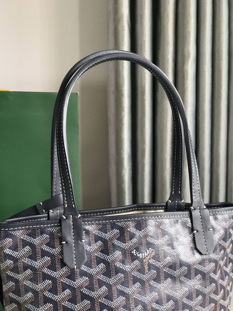 After many studies and improvements, Goyard continuously improves the fabric and leather, and customizes them exclusively in all directions ™️ Only to continuously meet the high quality requirements of customers 🔝🔝 The bottom cloth adopts customized high-quality rain dew hemp consistent with ZP 〽️， Coated with smooth gum aldose [witty] particles, the texture is comparable to that of ZP, achieving a light and sub smooth feel 🤟 The leather is [head layer South African textured leather] 👛🤘 Flexible and non irritating 💪 Switch to matching pure steel hardware 🤓 Symmetrical pattern and pure color without color difference 😘 For details, please refer to the picture [Boxing] [Boxing] Dimensions: bag opening 28cm, bottom 20 * height 19 * bottom width 10cm 🔎 020181